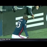 ВИДЕО: Футболист получил желтую карточку за исполнение тверка после гола