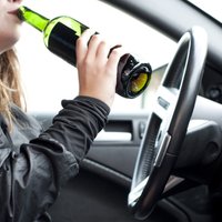 Sievieti Ozolnieku novadā soda par alkohola lietošanu pēc avārijas
