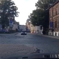 Video: Sieviete Rīgas centrā pa vienvirziena ielu traucas pretējā virzienā