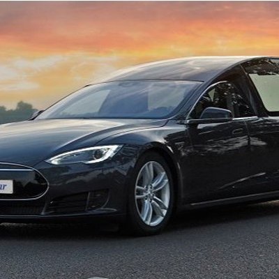 Pasaulē pirmais katafalks uz 'Tesla' elektromobiļa bāzes