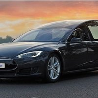 Pasaulē pirmais katafalks uz 'Tesla' elektromobiļa bāzes
