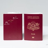 ФОТО, ВИДЕО. В Латвии начали выдавать паспорта нового образца