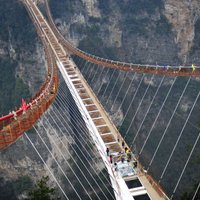 Foto: Kā izskatās pasaulē garākais un augstākais gājēju tilts, ko atklās šogad maijā