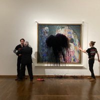 Austrijā klimata aktīvisti uzbrukuši Gustava Klimta gleznai