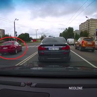 Video: Steidzīgs BMW vadītājs pārkāpj noteikumus Dārzciemā