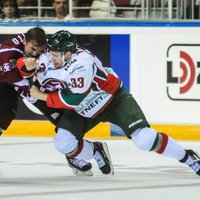 Foto: Rīgas 'Dinamo' hokejisti izvicina dūres ar saviem sezonas pirmajiem pretiniekiem