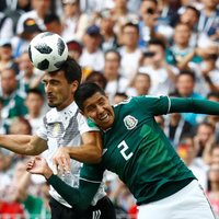 Meksikas futbolisti sagādā pārsteidzošu zaudējumu Pasaules kausa īpašniecei Vācijai