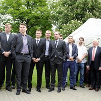 ФОТО: Хоккеисты сборной Латвии в Москве побывали в гостях у посла