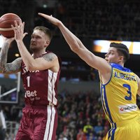 Latvijas basketbolistiem sāpīgs zaudējums Štelmahera debijā