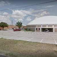 Vidusskolā Teksasā izcēlusies apšaude; policija meklē šāvēju