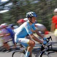 ВИДЕО: Мотоциклист сбил велогонщика на этапе "Тур де Франс"