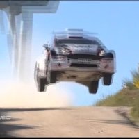 Video: Soms Jari Ketomā smagi avarē Portugāles WRC rallija slavenajā tramplīnā