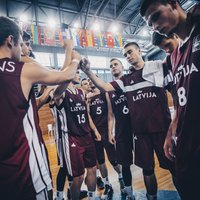 Latvijas U-20 basketbolisti EČ otrās divīzijas pusfinālā tiekas ar Poliju