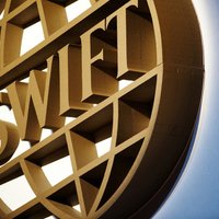 Серьезный удар по латвийскому бизнесу: SWIFT считает Латвию страной с высоким риском