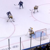 Video: Pitsburgas 'Penguins' vārtsargs iemet vēsturisku golu NHL spēlē
