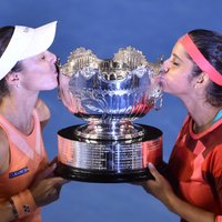Leģendārā Hingisa pēc 14 gadu pārtraukuma triumfē 'Australian Open' dubultspēlēs