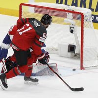 Kanādas hokejisti pārliecinoši pārspēj Čehiju un iekļūst PČ finālā