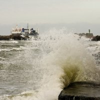 Brīdina par spēcīgu vēju otrdien jūras piekrastē