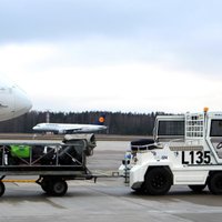 Аэропорт "Рига" приобрел четыре новых электротягача для багажа