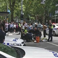 Automobilim Austrālijā ietriecoties gājēju pūlī, trīs nogalināti un 20 ievainoti