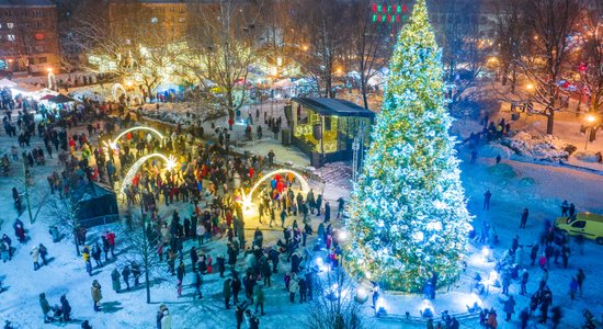 ФОТО. Волшебство в городе! В Елгаве зажгли главную городскую рождественскую елку