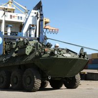 Foto: Latvijā ierodas Kanādas bruņoto spēku tehnika un ekipējums