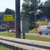 Video: Autovadītāji nikni par velomaratona sastrēgumiem un brauc pa pretējo joslu