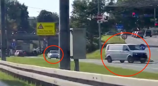 Video: Autovadītāji nikni par velomaratona sastrēgumiem un brauc pa pretējo joslu