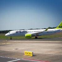 "Прилетели так поздно, что в аэропорту разошелся персонал". Рейсы airBaltic задерживаются все чаще