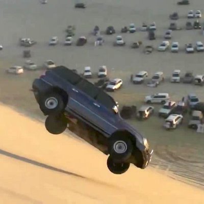 Video: Kas gan arāba lēcienā ar džipu pa tuksnešu kāpu varētu noiet greizi?