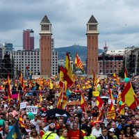 Foto: Tūkstošiem cilvēku mītiņā Barselonā pauž atbalstu Spānijas vienotībai