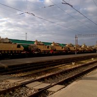 ФОТО: В Елгаве и центре Риги замечены составы с танками и военной техникой