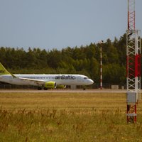 LTV: самолет airBaltic столкнулся с птицами в аэропорту "Рига"