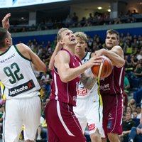 Latvijas basketbolisti pirms PK atlases viesos pārsteidz Lietuvu