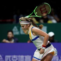 Ostapenko WTA finālturnīrā debitē ar zaudējumu spānietei Mugurusai
