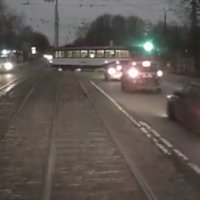 Захватывающее видео: "дрифтующий" трамвай в Риге