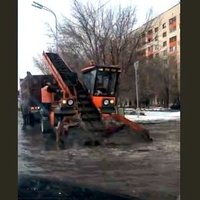 Video: Kazahstānā sniega tīrītājs bez panākumiem vāc netīra ūdens peļķi
