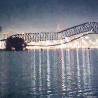 В Балтиморе рухнул большой мост, в который врезался контейнеровоз