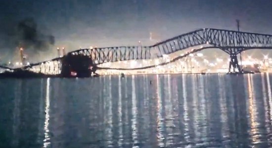 В Балтиморе рухнул большой мост, в который врезался контейнеровоз