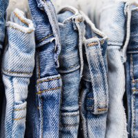 Izplatītas kļūdas, kas džinsiem liek zaudēt formu un izstaipīties