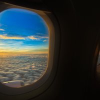 Реально ли открыть дверь в салоне самолета в воздухе и что после этого случится?