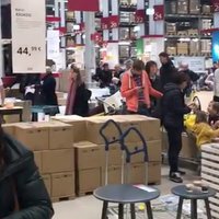 Video: 'Ikea' kases Rīgā piemeklē IT traucējumi un sākas milzu evakuācija