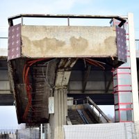 'Absolūti drošā' Vanšu tilta brūkošās kāpnes pārbūvēs, lemj domes komiteja