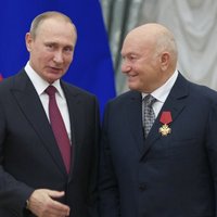 Лужков получил из рук Путина орден и объявил об окончании опалы
