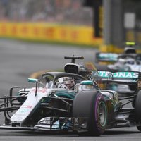Hamiltons izcīna uzvaru F-1 sezonas pirmā posma kvalifikācijā; avarē Botass