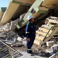 Pēc Irānas zemestrīces desmitiem tūkstošiem nepieciešama palīdzība; upuru skaits aug