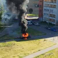 Video: Pļavniekos liesmas plosa uz ietves atstātu auto