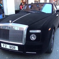 Video: Ar samtu pārvilkts 'Rolls-Royce' Londonā