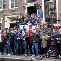Amsterdamā pēc nekārtībām aizturēti ap 90 Anglijas futbola līdzjutēju