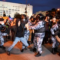 Video: 'Putinu ierakumos!' – Krievijā protestos pret mobilizāciju vairāk nekā 1300 aizturēto